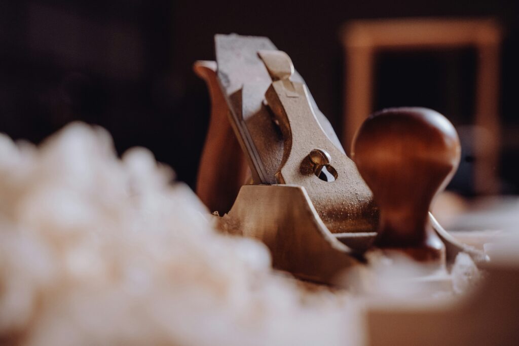 Woodworking tool, and wood shavings